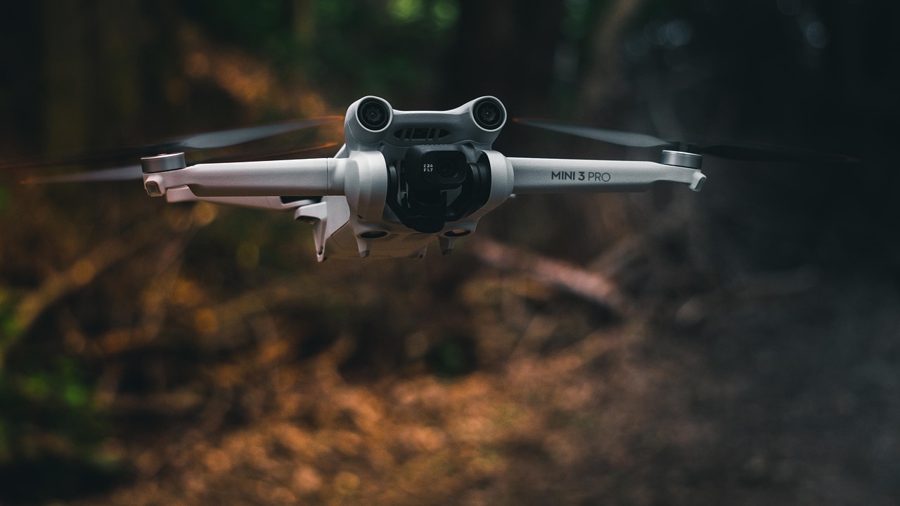 DJI Mini 3 Pro в полете на фоне заката
