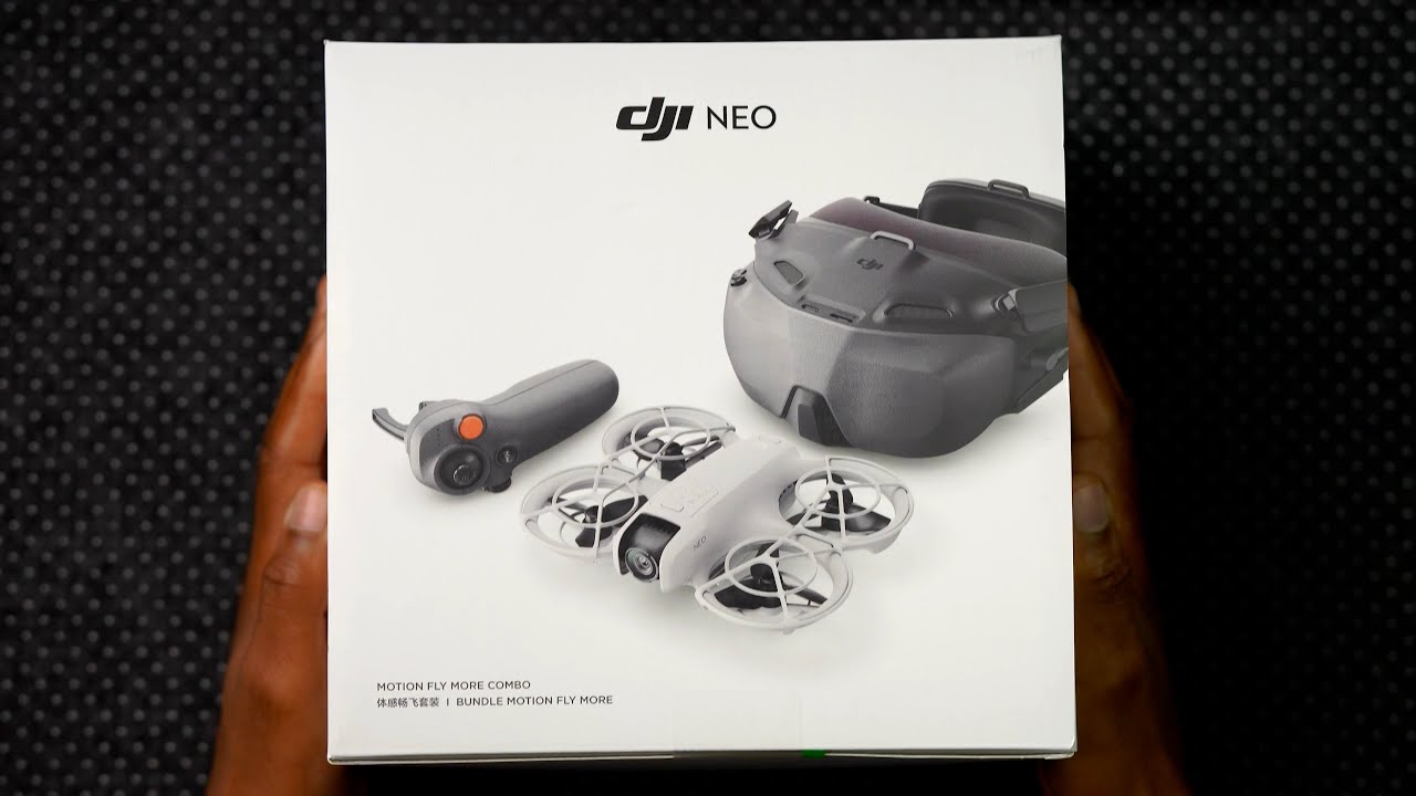 Комплектация DJI Neo Fly More Combo разложенная на столе